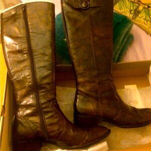 Tall vintage look brand new boots size 9 generous fit classy and comfy and cool.